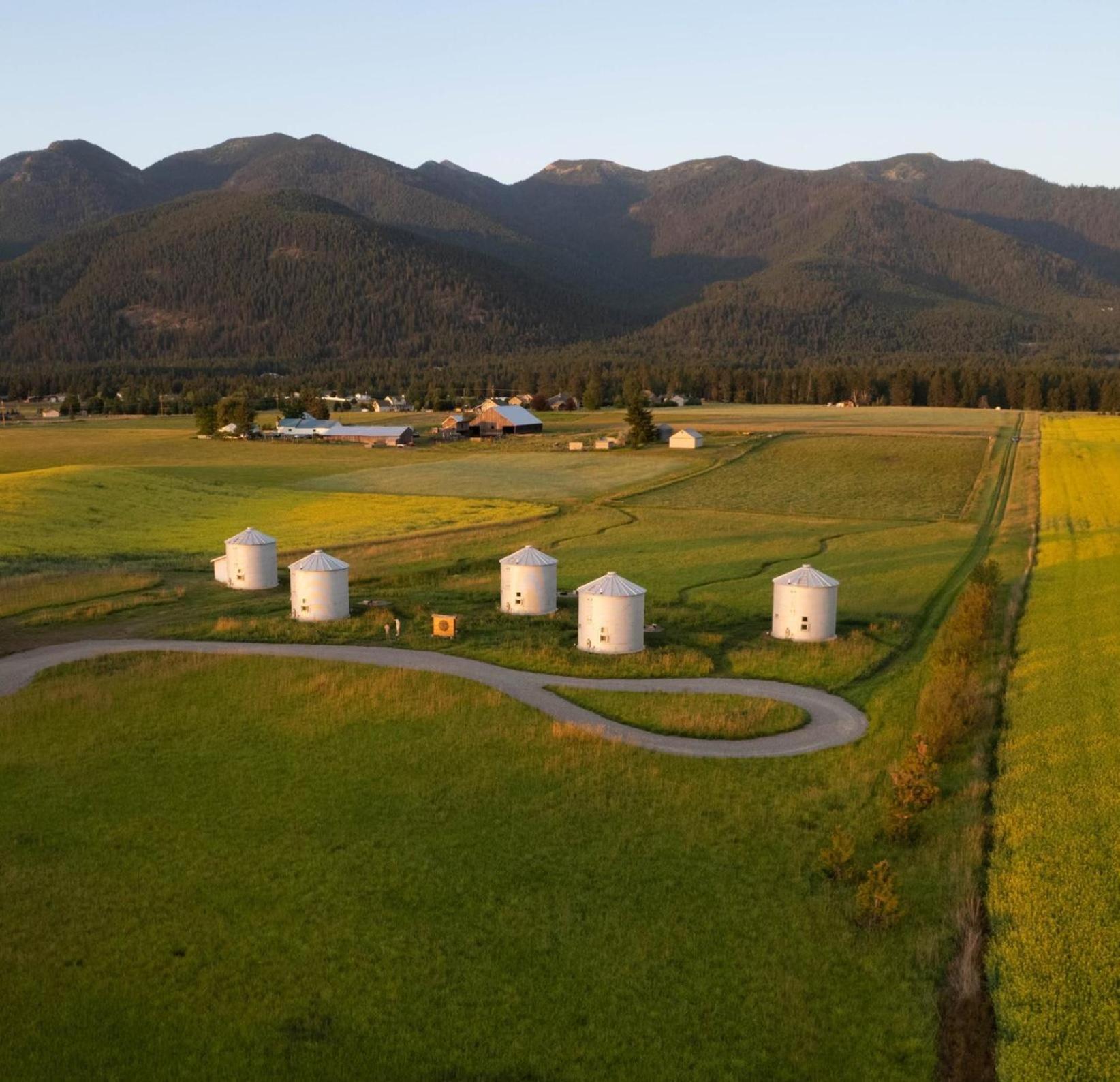 Clark Farm Silos - 5 Silo Mountain View Retreat كاليسبيل، مونتانا المظهر الخارجي الصورة