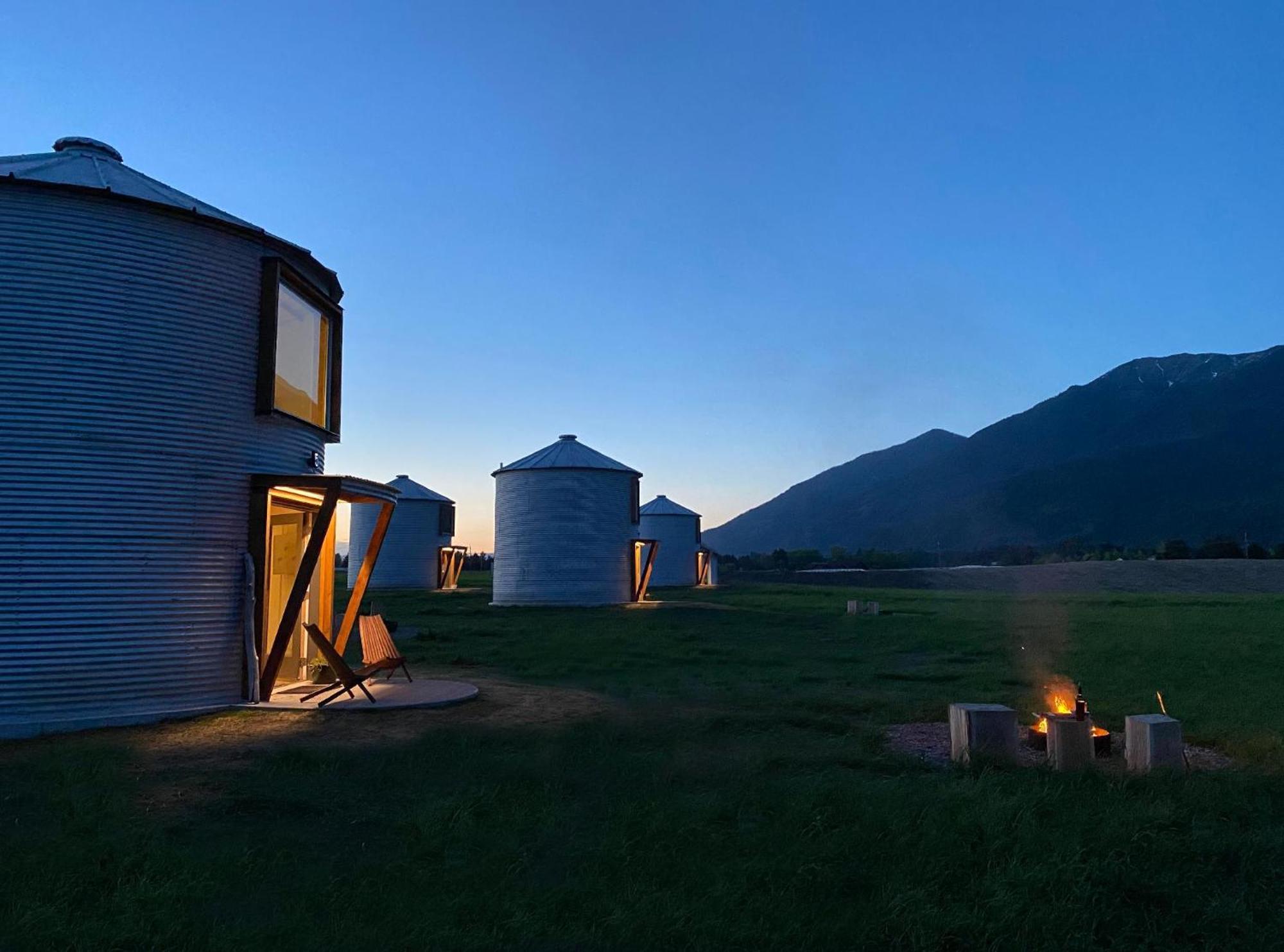 Clark Farm Silos - 5 Silo Mountain View Retreat كاليسبيل، مونتانا المظهر الخارجي الصورة